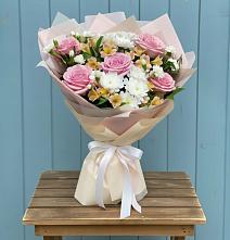 Букет цветов из:  Гвоздики, Орхидеи и Розы в Малом Барханчаке