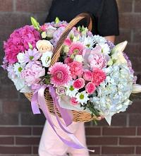 Композиция солнечный день в Малом Барханчаке Цветочная композиция из Розы, Хризантемы, Пионы и Лизиантусы в корзине в Малом Барханчаке