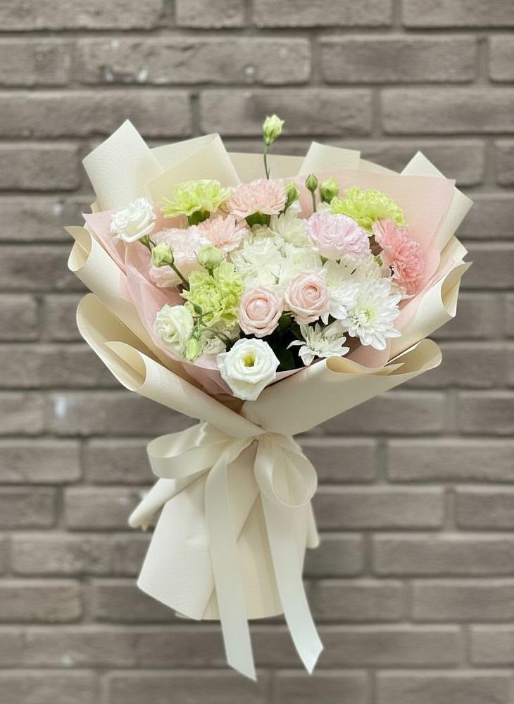 Букет цветов из: Гвоздики, Розы, Лизиантусы и Хризантемы в Малом Барханчаке