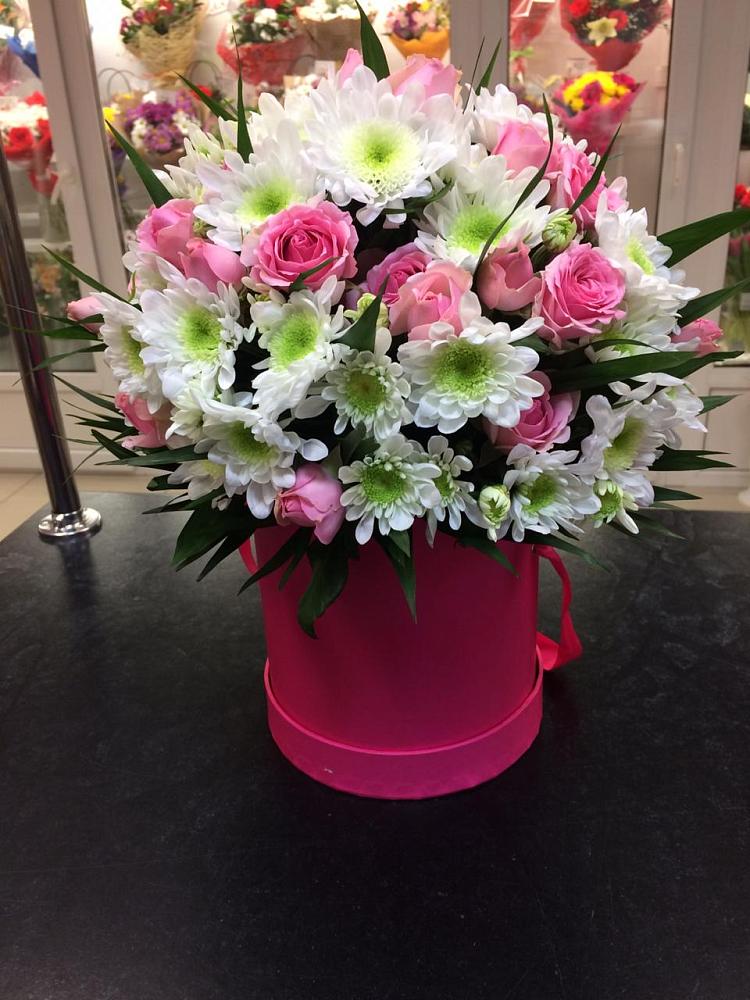 Цветочная композиция из Розы и Хризантемы в шляпной коробке в Малом Барханчаке